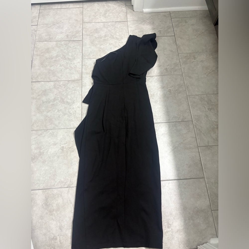Elegant Black One-Shoulder Dress - Picture 4 of 6